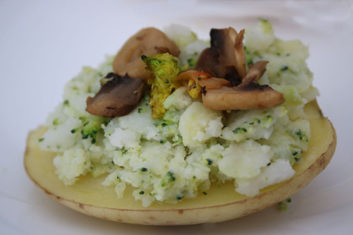 Patata rellena de brocoli y champiñones