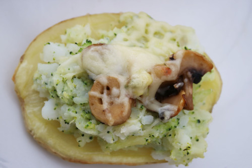 Patata rellena de brocoli y champiñones